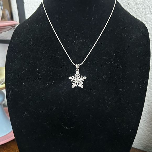 Elegant Silver Snowflake Pendant Necklace - Picture 2 of 5